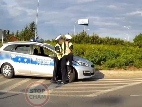 Policjanci drogówki w miłosnych objęciach. Kierowca nagrał przytulanki na rondzie. WIDEO