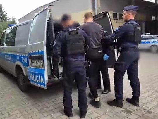 Policjanci jechali pomóc 23-latkowi w kryzysie. Desperat zaatakował ich maczetą i gazem pieprzowym