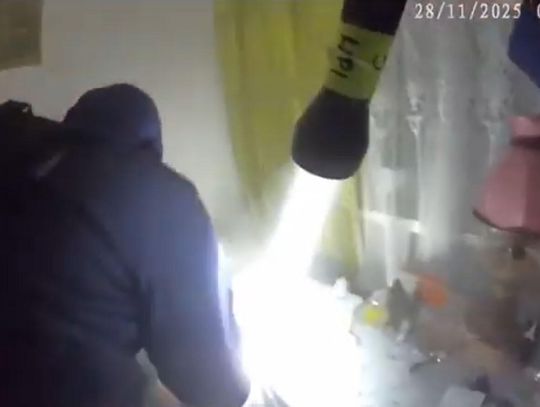 Policjanci na rękach wynieśli kobietę z zadymionego budynku. Uratowali jej życie