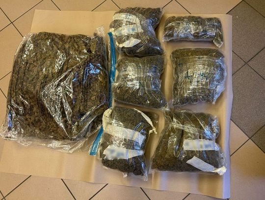 Policjanci namierzyli 33-latka z narkotykami. Podczas przeszukania znaleźli 9 kilogramów marihuany