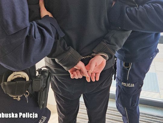 Policjanci namierzyli dilera. Mężczyzna stracił towar i został aresztowany Policjanci namierzyli dilera. Mężczyzna stracił towar i został aresztowany