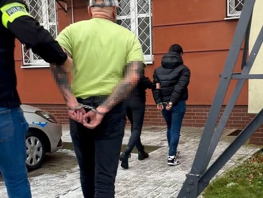 Policjanci namierzyli parę poszukiwaną za kradzieże butów. W trakcie przeszukania znaleźli narkotyki