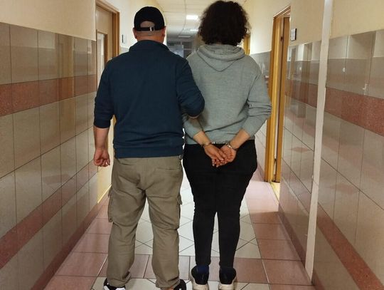 Policjanci namierzyli poszukiwaną w hotelu. Została zatrzyma, gdy zeszła do recepcji. Idzie do więzienia za alimenty