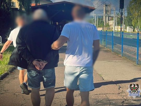 Policjanci namierzyli poszukiwanego mężczyznę w pociągu. Miał przy sobie dwa rodzaje narkotyków