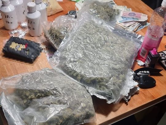 Policjanci natrafili na narkotykowy "sklep" w mieszkaniu. Zatrzymano 5 osób, przejęty towar i broń