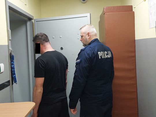 Policjanci obserwowali dom dilera. Weszli do akcji, gdy mężczyzna wyszedł na podwórko