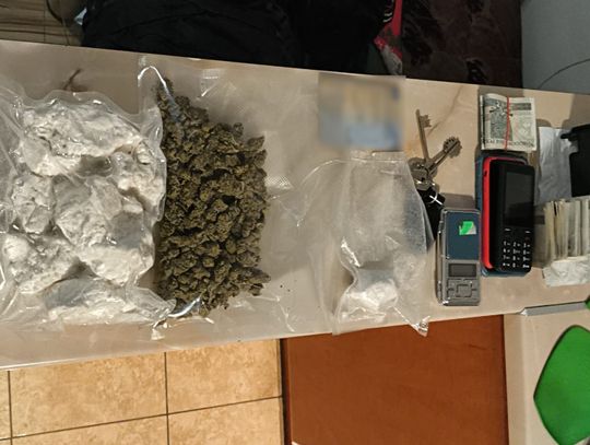 Policjanci obserwowali dom poszukiwanego. Zatrzymali go, gdy tylko się pojawił i znaleźli narkotyki