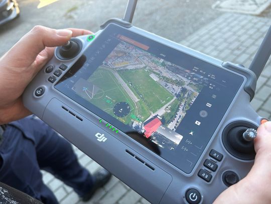 Policjanci obserwowali stadion z drona. Widzieli jak na dłoni, kto odpala pirotechnikę