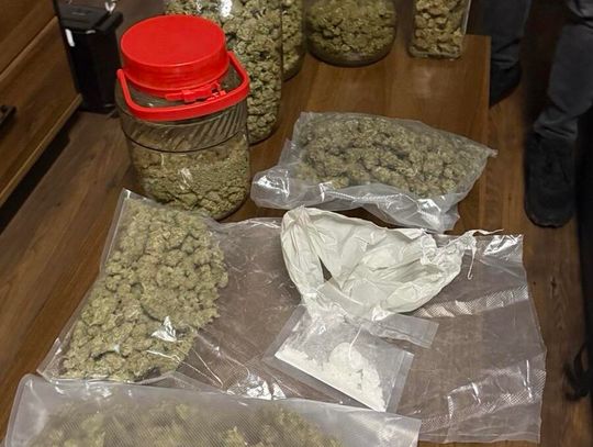 Policjanci od dłuższego czasu rozpracowywali dilerów. Wpadli, gdy spotkali się w samochodzie