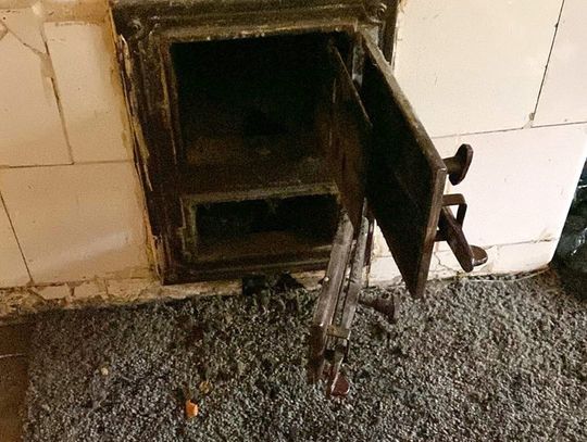 Policjanci odkryli dziuplę narkotykową w pustostanie. Towar był ukryty wewnątrz pieca kaflowego