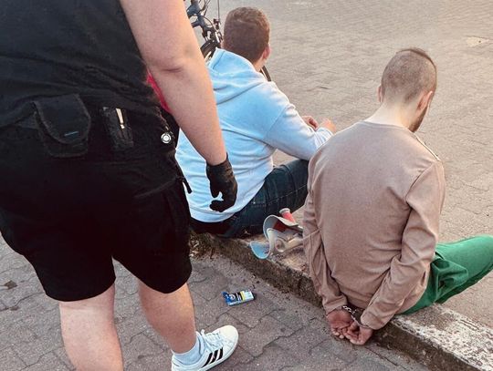 Policjanci patrolujący miasto poczuli zapach marihuany. Chwilę później zatrzymali 19-latka