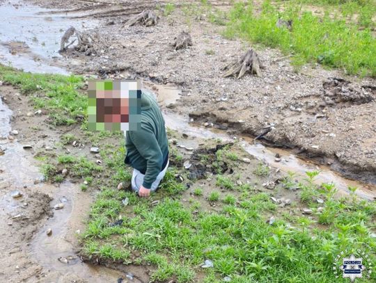Policjanci patrolujący zalew zauważyli mężczyznę do połowy wciągniętego przez błoto. Nie mógł się ruszyć