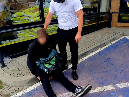 Policjanci po służbie usłyszeli wołanie o pomoc, a potem ruszyli w pościg. Złodziej został zatrzymany