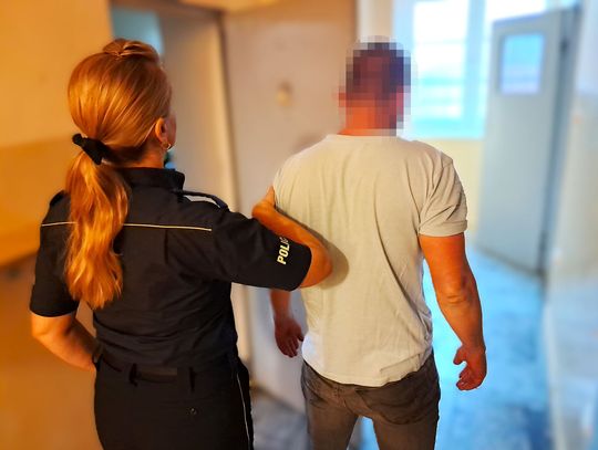 Policjanci podejrzewali, że może mieć w mieszkaniu narkotyki. Znaleźli 5 tysięcy porcji i krzew w salonie