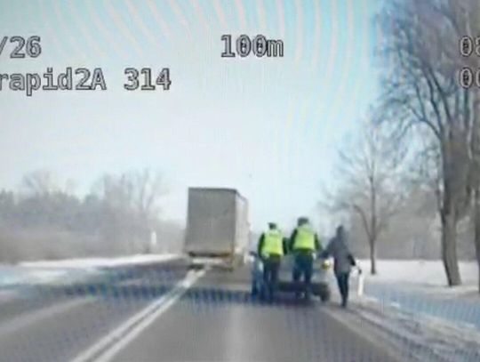 Policjanci pomogli małżeństwu, którego auto zepsuło się w niebezpiecznym miejscu. Razem zepchnęli je z drogi