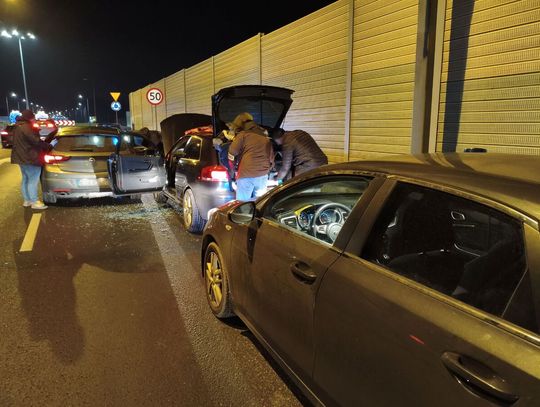 Policjanci ponad rok tropili dilerów. 12 osób z zarzutami, wszyscy powiązani z pseudokibicami