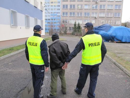 Policjanci poszli po śladach na śniegu zostawionych przez włamywacza. Odcisk podeszwy pasował