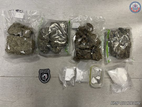 Policjanci przechwycili ponad 2,5 kilograma narkotyków. Diler wpadł we własnym mieszkaniu Policjanci przechwycili ponad 2,5 kilograma narkotyków. Diler wpadł we własnym mieszkaniu