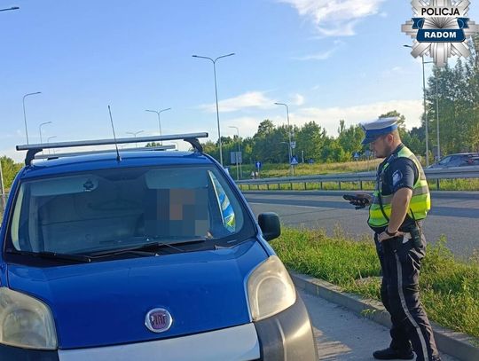 Policjanci przecierali oczy ze zdumienia. Pasażer fiata zamiast w fotelu siedział... na pniu