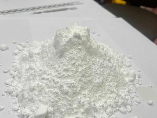 Policjanci przejęli 200 gramów nowego narkotyku o nazwie NEP. Do sprawy zatrzymano 60-letnią kobietę