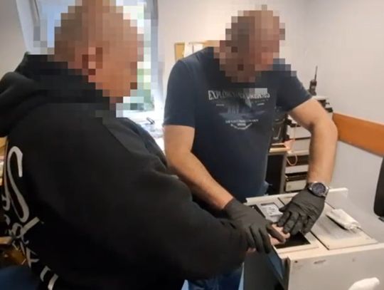 Policjanci przejęli pięć kg narkotyków. Do sprawy zatrzymano trzech mężczyzn i kobietę