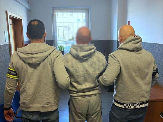 Policjanci przerwali handel podróbkami na targowisku. Właścicielowi stoiska grozi więzienie Policjanci przerwali handel podróbkami na targowisku. Właścicielowi stoiska grozi więzienie