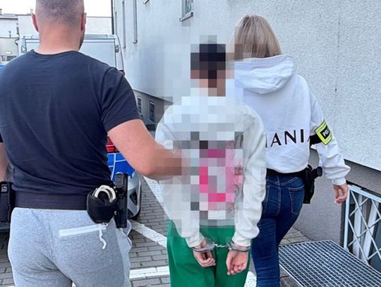 Policjanci przeszukali mieszkanie. 17-latka przez kilka godzin leżała za łóżkiem