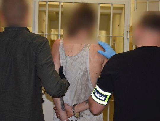 Policjanci przyszli po narkotyki. W trakcie interwencji 29-latek zaatakował funkcjonariuszy