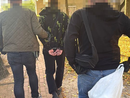 Policjanci przyszli po poszukiwanego 20-latka. W desperacji wyrzucił przez okno reklamówkę z ziołem
