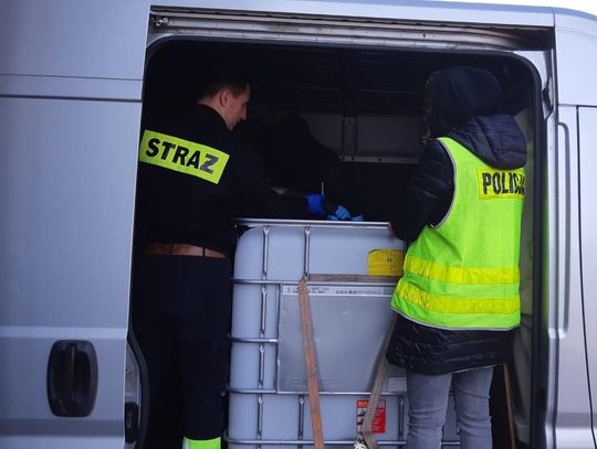 Policjanci razem ze strażakami przerobili skonfiskowany alkohol na płyn dezynfekujący