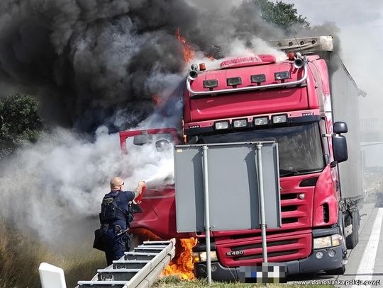 Policjanci ruszyli gasić płonącą ciężarówkę na autostradzie. Kierowcy spontanicznie zaczęli im dawać gaśnice