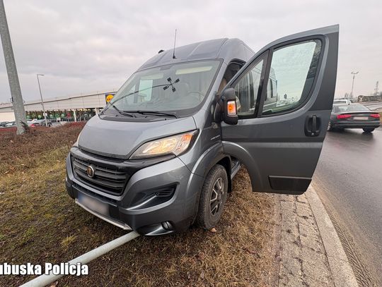 Policjanci ścigali kradzionego kampera. Skończyło się kraksą na rondzie