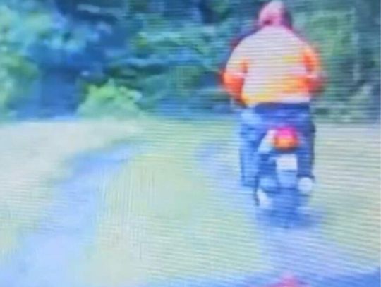 Policjanci ścigali motorowerzystę, który nie zatrzymał się do kontroli. W finale porzucił maszynę