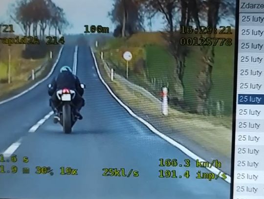 Policjanci ścigali pirata na motorze. Miał tak głośną muzę, że nie słyszał sygnałów [WIDEO]