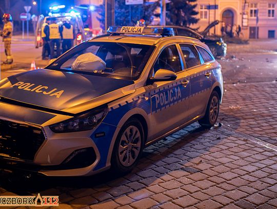 Policjanci skasowali radiowóz, żeby zatrzymać uciekiniera. Sceny jak z filmu akcji. WIDEO