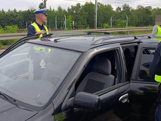 Policjanci sprawdzali trzeźwość, zatrzymali auto z sześcioma emigrantami w bagażniku