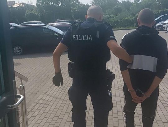 Policjanci szukali 15-latki, która uciekła z ośrodka. Znaleźli ją u 27-latka, którego zatrzymali za narkotyki