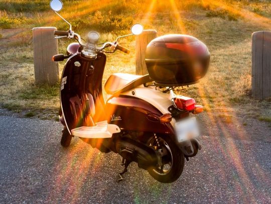 Policjanci szukali pijanego mężczyzny na skuterze, znaleźli go w pracy. Mając 2,5 promila udawał, jest trzeźwy