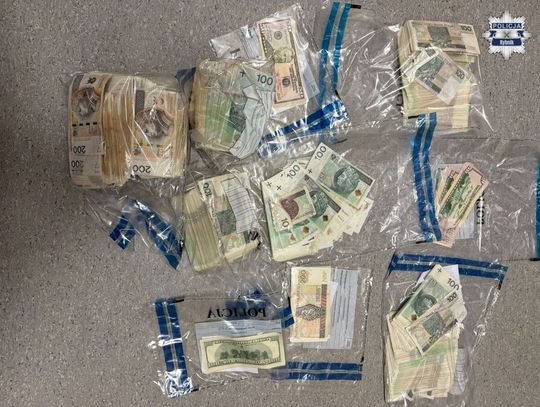 Policjanci uderzyli w oszustów i przejęli wyłudzone pieniądze. Prawie ćwierć miliona w gotówce