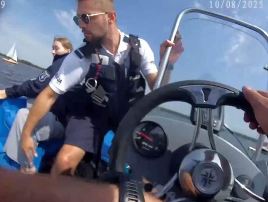 Policjanci uratowali cztery osoby z przewróconej łodzi. Nie byli w stanie sami dotrzeć na brzeg