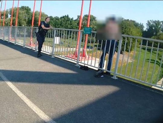 Policjanci uratowali mężczyznę, który stał już za barierkami mostu. Udało im się go złapać
