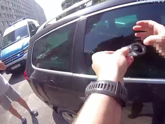 Policjanci uratowali mężczyznę uwięzionego w rozgrzanym samochodzie. Konieczne było wybicie szyby