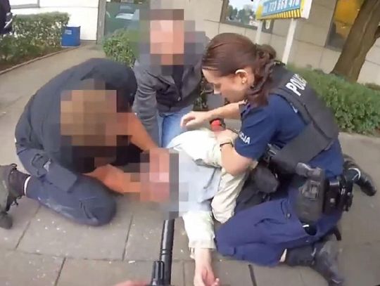 Policjanci uratowali życie mężczyzny, który zasłabł na ulicy. Konieczna była reanimacja