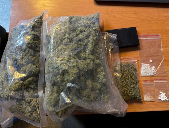 Policjanci urządzili zasadzkę na dilera i zatrzymali go na osiedlu. Miał blisko kilogram narkotyków