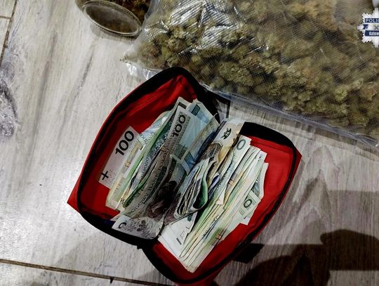 Policjanci uzyskali informację o 30-letnim dilerze. Podczas zatrzymania przejęli pół kilo marihuany