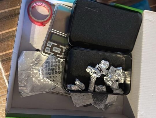 Policjanci w jednym czasie weszli do dwóch mieszkań. 32 i 27-latek zatrzymani z narkotykami