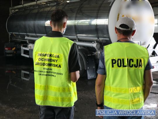 Policjanci w nielegalnej myjni samochodowej. Chemikalia z cystern trafiały do studzienek [ZDJĘCIA]