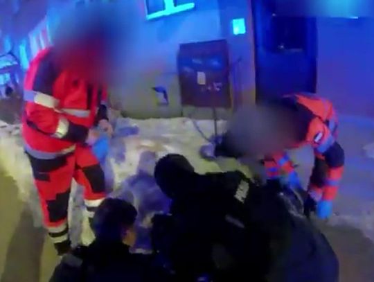 Policjanci walczyli o życie kobiety, która straciła przytomność przed blokiem