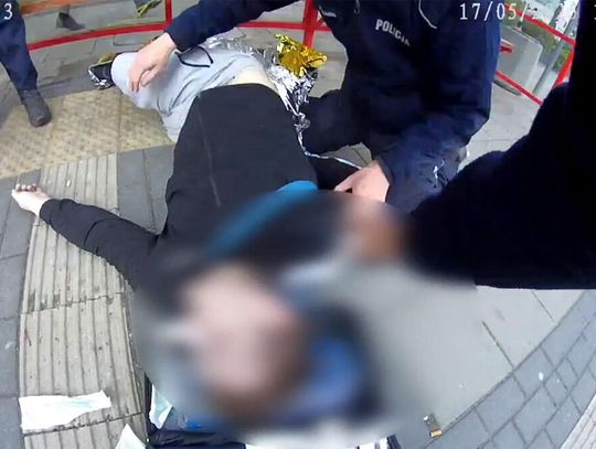 Policjanci walczyli o życie młodego mężczyzny. Był nieprzytomny i nie oddychał. Akcja ratunkowa na przystanku