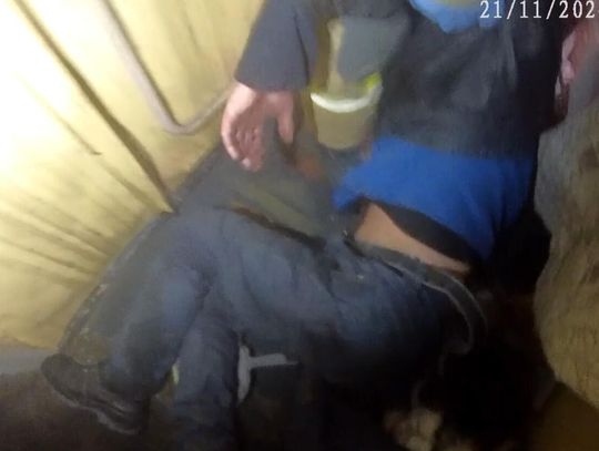 Policjanci wchodzą do płonącego mieszkania i wyciągają z niego dwie osoby. Wideo z kamery na mundurze